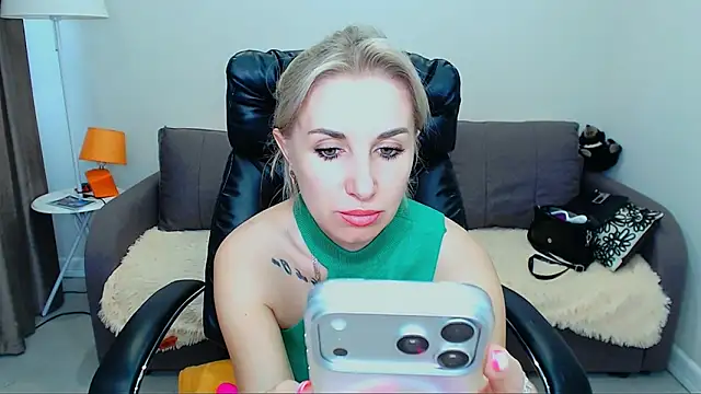 Snapshot of Hanna--Sweet chatting on June 2026 10:51:01 AM Hanna--Sweet online show from June 2026 10:51:01 AM