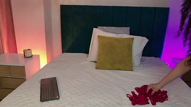 PaulinaSaint online show from December 2025 01:02:01 AM