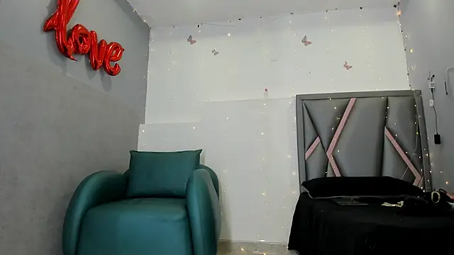 Esterlindez online show from July 2026 08:33:02 PM