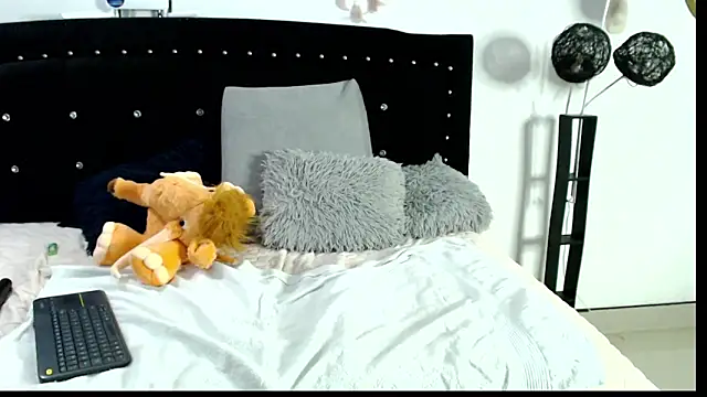 Naomy Mature online show from April 2026 12:24:01 AM