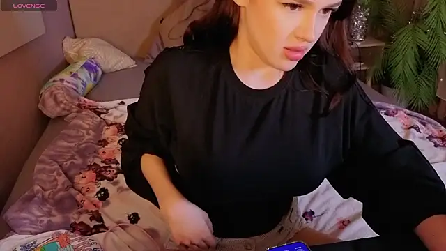 Snapshot of Holly__Bush chatting on March 2026 03:25:01 PM Holly Bush online show from March 2026 03:25:01 PM