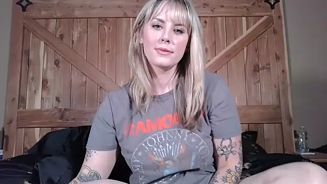 Snapshot of onesmittenkitten chatting on May 2026 05:41:02 PM onesmittenkitten online show from May 2026 05:41:02 PM