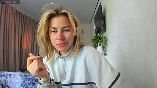 Snapshot of Roxi_Joy chatting on May 2026 06:54:02 AM Roxi Joy online show from May 2026 06:54:02 AM