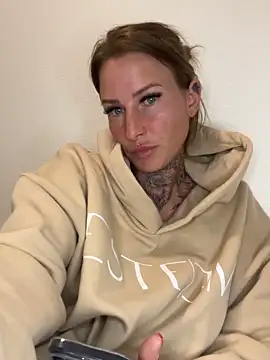 Klarry69 online show from April 2026 07:50:02 PM