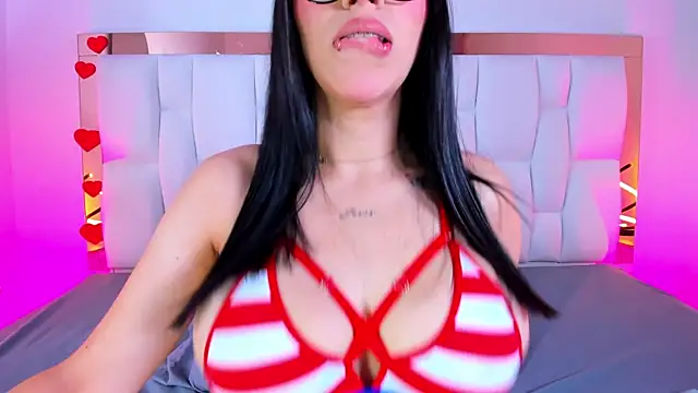 Snapshot of CamilleJuicy_ chatting on June 2026 01:04:02 PM CamilleJuicy online show from June 2026 01:04:02 PM