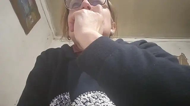 Snapshot of KissAndVibe chatting on December 2025 07:43:02 PM KissAndVibe online show from December 2025 07:43:02 PM