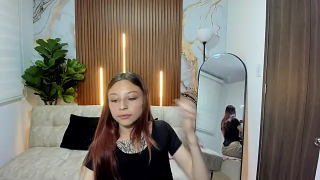 Nickie reed  online show from December 2025 08:15:02 PM