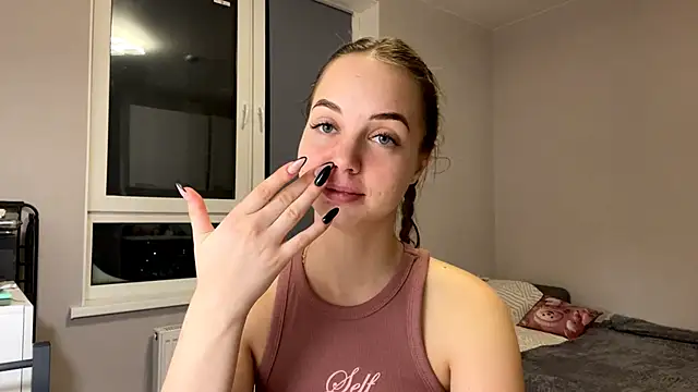 Snapshot of AliceQueenGirl chatting on January 2026 03:47:01 PM AliceQueenGirl online show from January 2026 03:47:01 PM