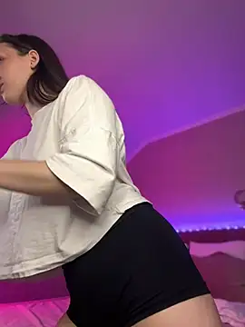 Snapshot of LuxBrunette_ chatting on February 2026 05:22:02 AM LuxBrunette online show from February 2026 05:22:02 AM