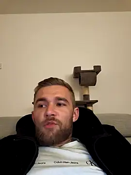 Snapshot of Benjamiinlt chatting on April 2026 07:25:02 PM Benjamiinlt online show from April 2026 07:25:02 PM