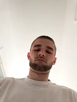 Snapshot of Benjamiinlt chatting on April 2026 01:22:02 PM Benjamiinlt online show from April 2026 01:22:02 PM