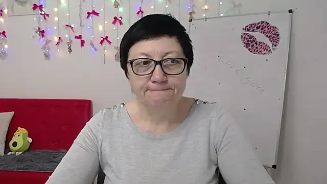 Snapshot of EmilyL0ve chatting on April 2026 05:18:02 AM EmilyL0ve online show from April 2026 05:18:02 AM