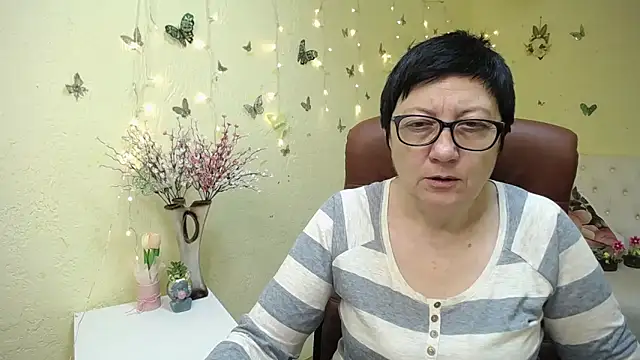 Snapshot of EmilyL0ve chatting on April 2026 05:14:02 AM EmilyL0ve online show from April 2026 05:14:02 AM