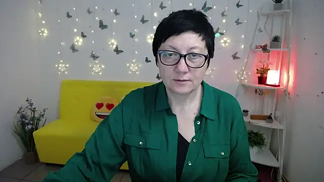 Snapshot of EmilyL0ve chatting on April 2026 05:14:01 PM EmilyL0ve online show from April 2026 05:14:01 PM