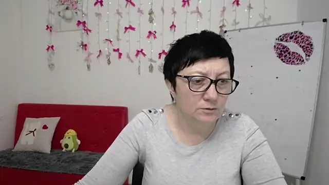 Snapshot of EmilyL0ve chatting on April 2026 05:15:02 PM EmilyL0ve online show from April 2026 05:15:02 PM