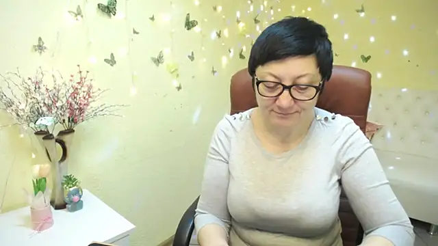 Snapshot of EmilyL0ve chatting on April 2026 05:27:02 AM EmilyL0ve online show from April 2026 05:27:02 AM