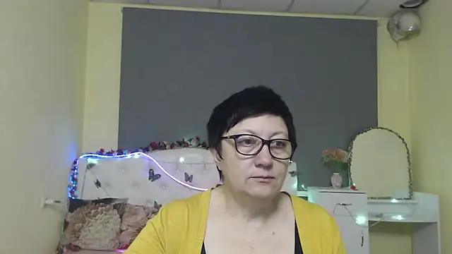 Snapshot of EmilyL0ve chatting on May 2026 05:23:02 AM EmilyL0ve online show from May 2026 05:23:02 AM