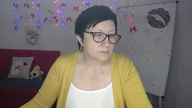 Snapshot of EmilyL0ve chatting on May 2026 05:29:02 PM EmilyL0ve online show from May 2026 05:29:02 PM