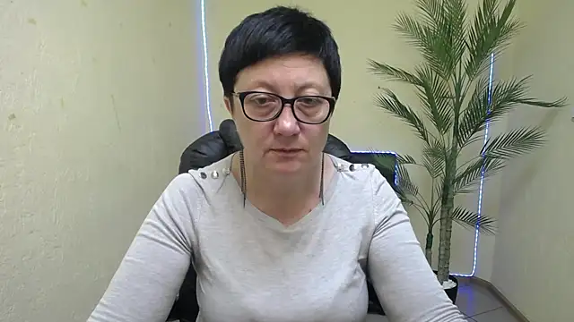 Snapshot of EmilyL0ve chatting on May 2026 05:10:02 PM EmilyL0ve online show from May 2026 05:10:02 PM