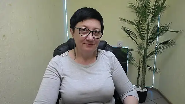 Snapshot of EmilyL0ve chatting on May 2026 05:20:02 PM EmilyL0ve online show from May 2026 05:20:02 PM