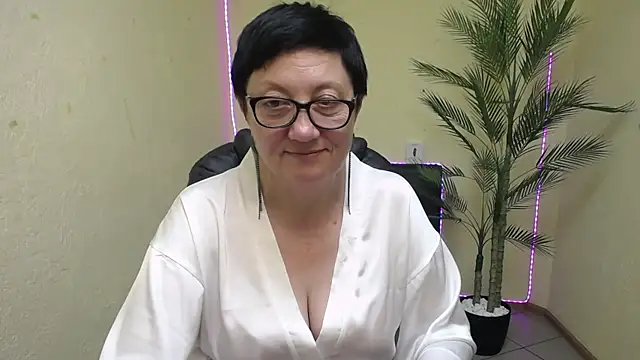 Snapshot of EmilyL0ve chatting on May 2026 06:09:01 PM EmilyL0ve online show from May 2026 06:09:01 PM