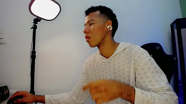 Snapshot of Tupac_D chatting on January 2026 04:05:01 AM Tupac D online show from January 2026 04:05:01 AM