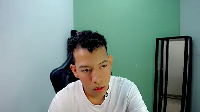 Snapshot of Tupac_D chatting on January 2026 04:07:02 AM Tupac D online show from January 2026 04:07:02 AM