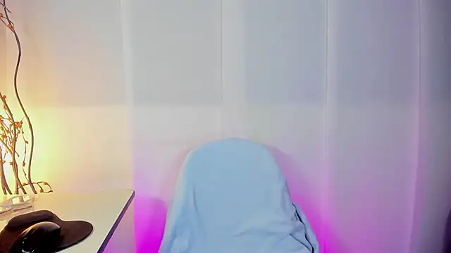 Snapshot of Sue_blue chatting on April 2026 04:28:01 AM Sue blue online show from April 2026 04:28:01 AM