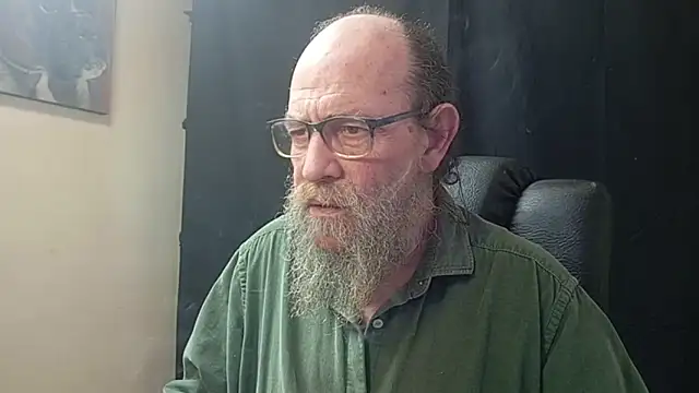 Snapshot of Uncle_Hottie chatting on April 2026 05:02:01 PM Uncle Hottie online show from April 2026 05:02:01 PM