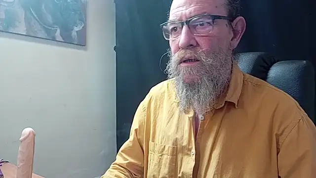 Snapshot of Uncle_Hottie chatting on April 2026 05:07:01 PM Uncle Hottie online show from April 2026 05:07:01 PM