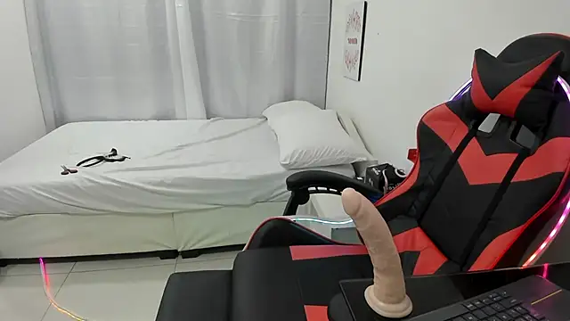 julian xx online show from March 2026 07:08:01 PM