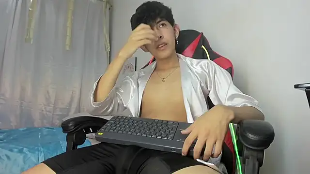Snapshot of julian_xx chatting on April 2026 07:15:01 PM julian xx online show from April 2026 07:15:01 PM
