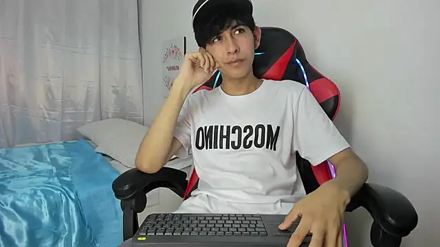 Snapshot of julian_xx chatting on April 2026 07:09:01 PM julian xx online show from April 2026 07:09:01 PM