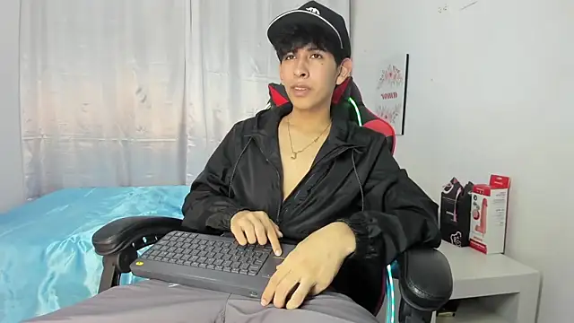 Snapshot of julian_xx chatting on May 2026 07:07:02 PM julian xx online show from May 2026 07:07:02 PM