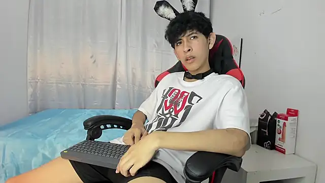 Snapshot of julian_xx chatting on May 2026 07:30:01 PM julian xx online show from May 2026 07:30:01 PM