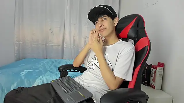 Snapshot of julian_xx chatting on May 2026 07:21:01 PM julian xx online show from May 2026 07:21:01 PM