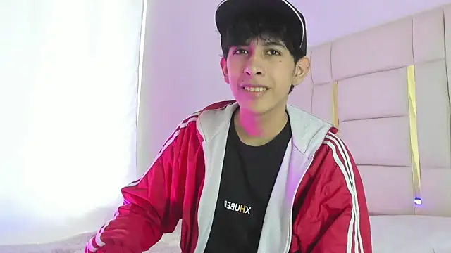Snapshot of julian_xx chatting on June 2026 08:32:02 PM julian xx online show from June 2026 08:32:02 PM