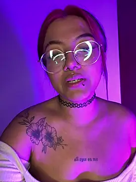 Snapshot of queen_of_you_heart chatting on February 2026 12:03:01 AM queen of you heart online show from February 2026 12:03:01 AM