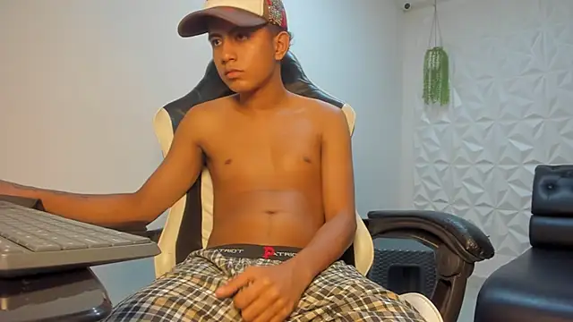 Snapshot of Alluringangel23 chatting on January 2026 01:33:01 AM Alluringangel23 online show from January 2026 01:33:01 AM