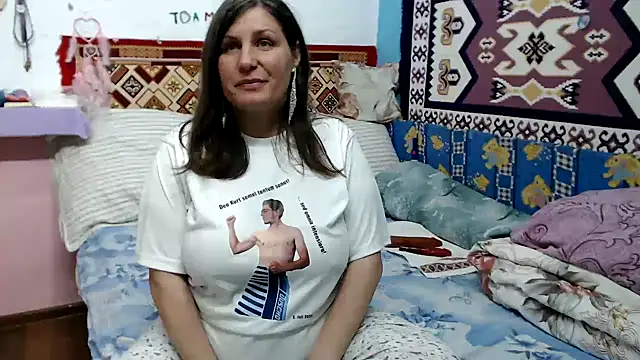 Adelinemilf online show from April 2026 01:48:02 PM