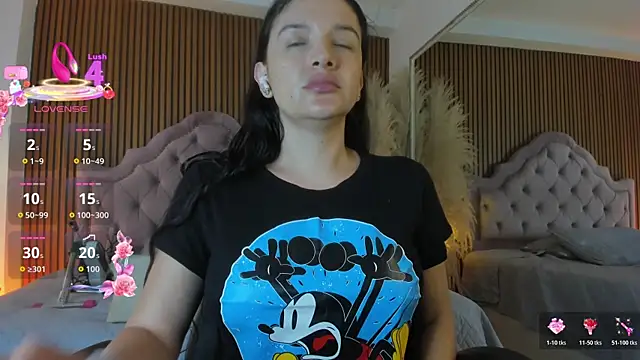 Snapshot of Violett_hott_ chatting on June 2026 12:41:02 PM Violett hott online show from June 2026 12:41:02 PM