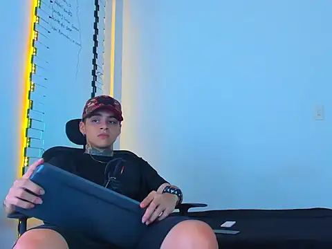 Snapshot of Thomas-Wil chatting on February 2026 06:40:02 AM Thomas-Wil online show from February 2026 06:40:02 AM