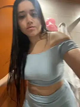 Snapshot of Veronica_Wins_ chatting on April 2026 04:04:01 PM Veronica Wins online show from April 2026 04:04:01 PM