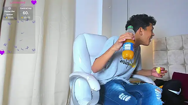 Snapshot of twink_royale18 chatting on February 2026 04:05:02 PM twink royale18 online show from February 2026 04:05:02 PM