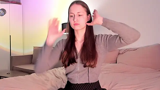 julie qwerty online show from March 2026 01:25:01 PM