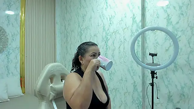 Snapshot of AnaVelveet chatting on January 2026 03:44:02 AM AnaVelveet online show from January 2026 03:44:02 AM