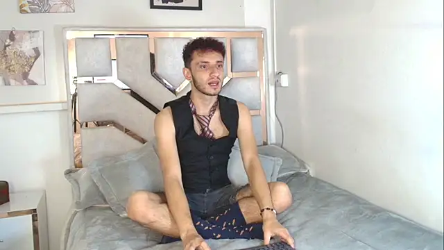 Curlystartt online show from January 2026 12:33:02 PM