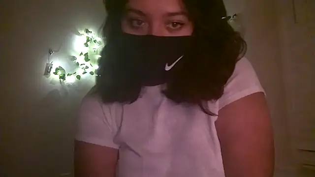 Snapshot of Lunablushh chatting on January 2026 03:11:02 AM Lunablushh online show from January 2026 03:11:02 AM