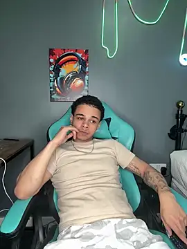 Snapshot of l-laross chatting on May 2026 11:43:01 PM l-laross online show from May 2026 11:43:01 PM