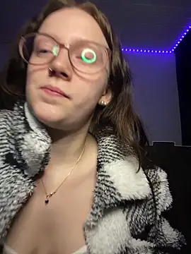 YoungLisaa18 online show from February 2026 07:43:01 PM